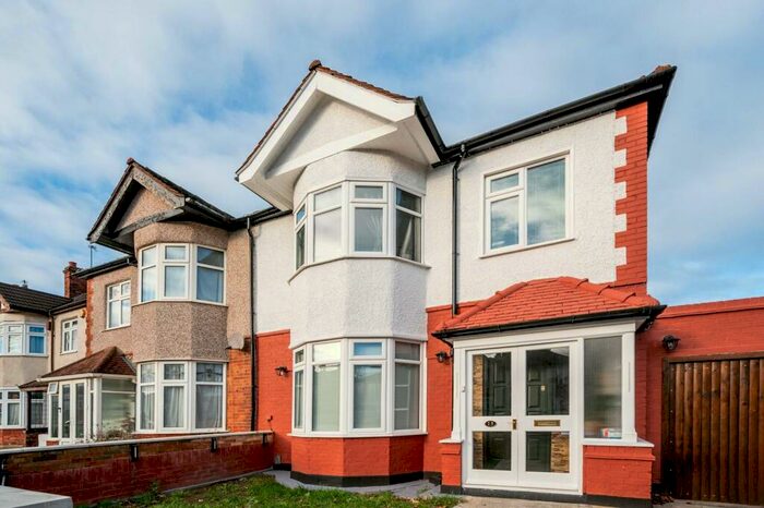 3 Bedroom End Of Terrace House To Rent In Avery Hill Road, Eltham, London, SE9