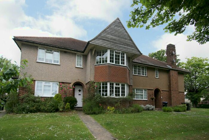 2 Bedroom Maisonette To Rent In Oakwood Close, Southgate, N14