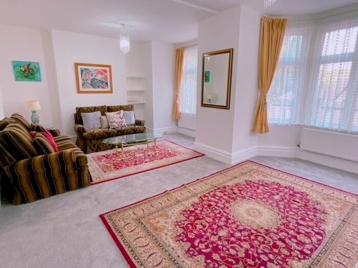 2 Bedroom Flat To Rent In Drayton Avenue, West Ealing, W13