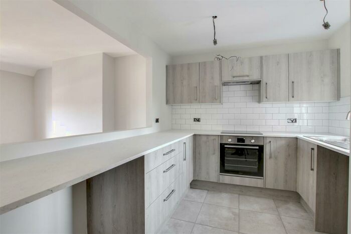 2 Bedroom Flat To Rent In Sutton Croft Lane, Seaford, BN25