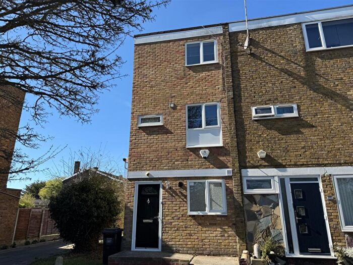 3 Bedroom Town House To Rent In Little Lullaway Lee Chapel North Basildon, SS15