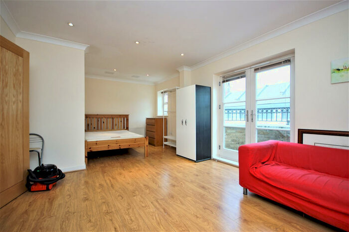 3 Bedroom Apartment To Rent In Canal Boulevard, Camden, NW1