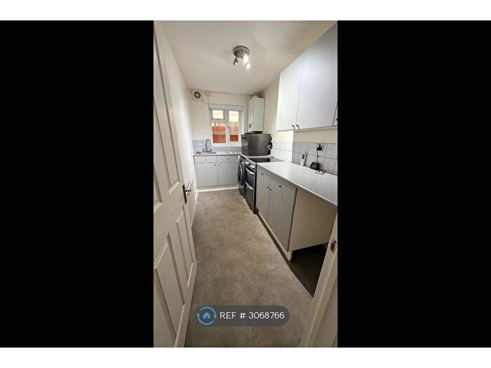 1 Bedroom Flat To Rent In Lenbee House, Chatham, ME5
