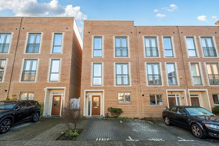 3 Bedroom Town House To Rent In London, Colindale, NW9