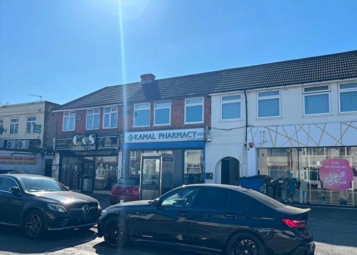 3 Bedroom Flat To Rent In Woodland Avenue, Slough, SL1