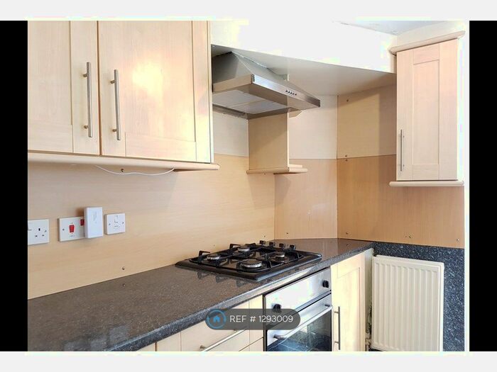 2 Bedroom Flat To Rent In Sheperds Bush, London W12