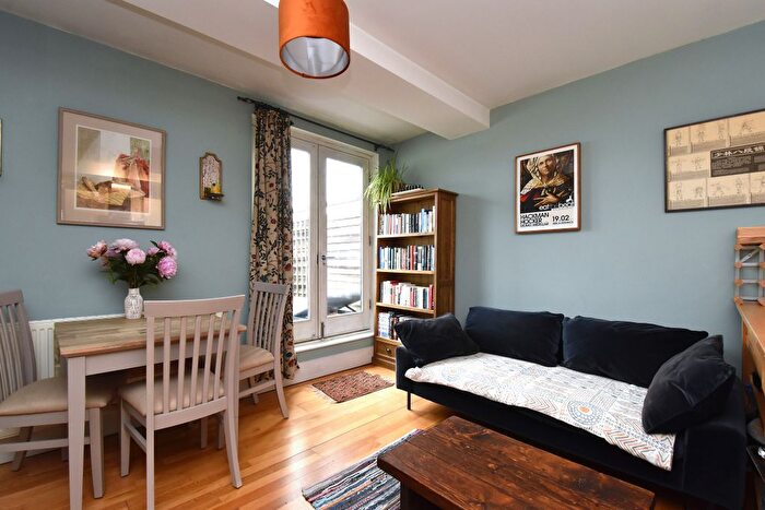 2 Bedroom Flat To Rent In Canonbie Road, London, SE23