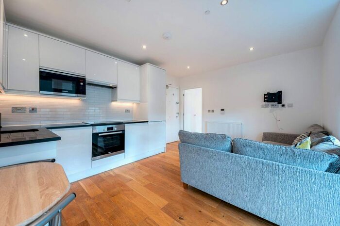 2 Bedroom Flat To Rent In Sutton Court Road, Sutton, SM1