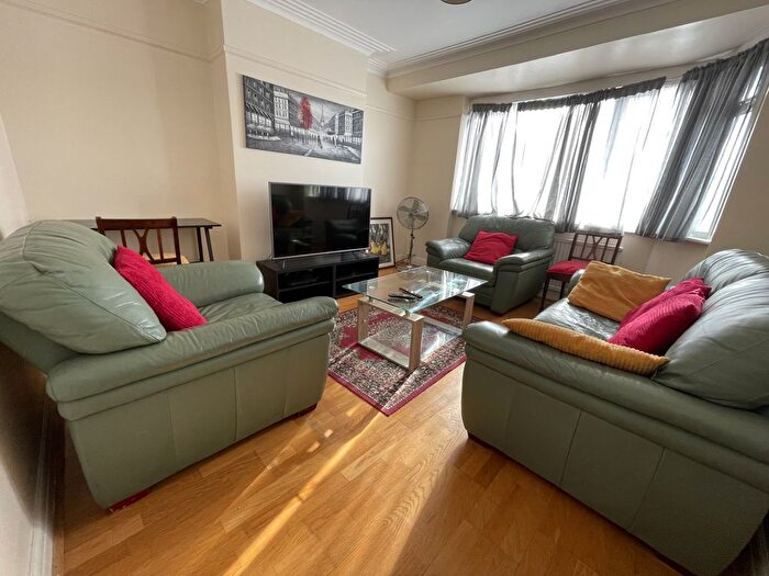 2 Bedroom Maisonette For Sale In Connaught Road, Barnet, EN5