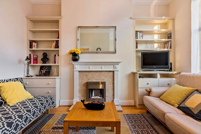 2 Bedroom Flat To Rent In Kempsford Gardens, London, SW5