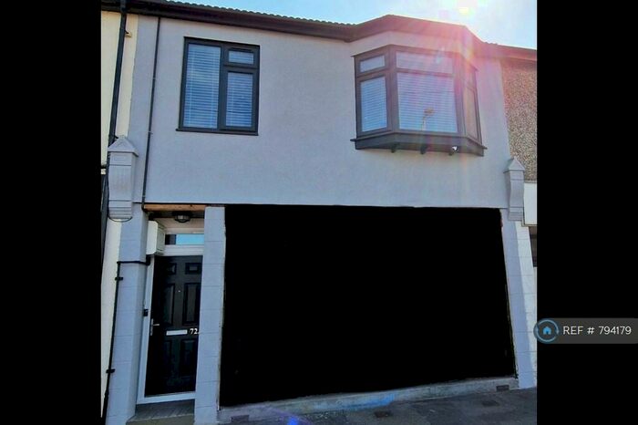 3 Bedroom Flat To Rent In High Street, Hadleigh, Benfleet, SS7