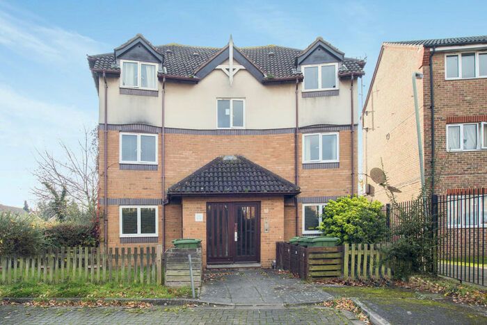 1 Bedroom Flat To Rent In Pankhurst Road, Walton-on-Thames, KT12