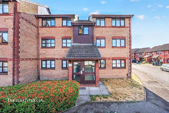2 Bedroom Flat For Sale In Lowry Crescent, Mitcham, CR4