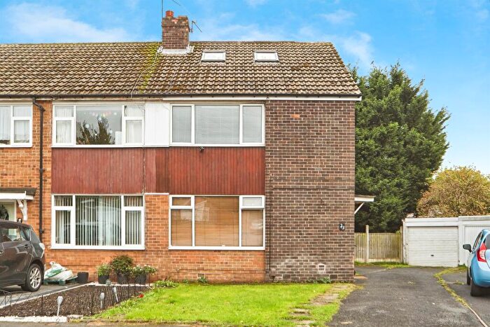 5 Bedroom End Of Terrace House For Sale In Garth Walk, Leeds, LS17