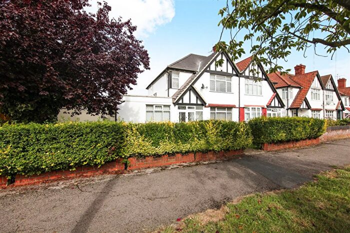 4 Bedroom Semi-Detached House To Rent In Carlton Avenue West, Wembley, HA0