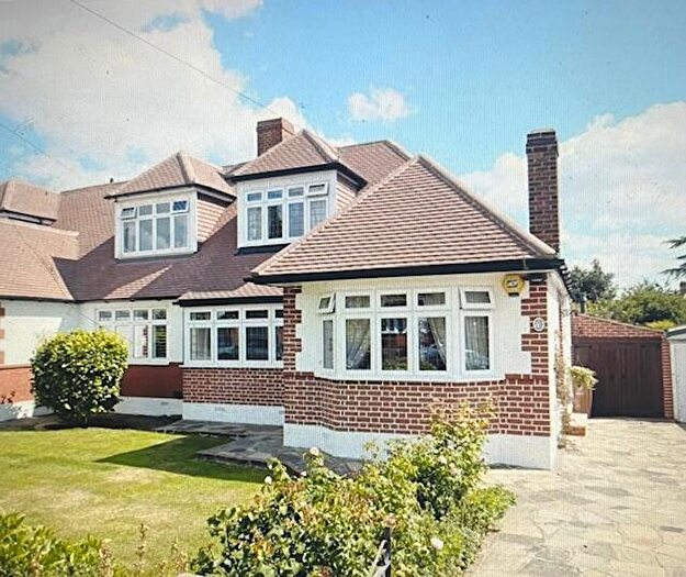 3 Bedroom Bungalow For Sale In Lenham Road, Bexleyheath, DA7