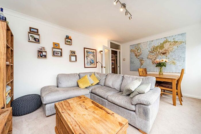 2 Bedroom Flat To Rent In Kings Road, Richmond, TW10