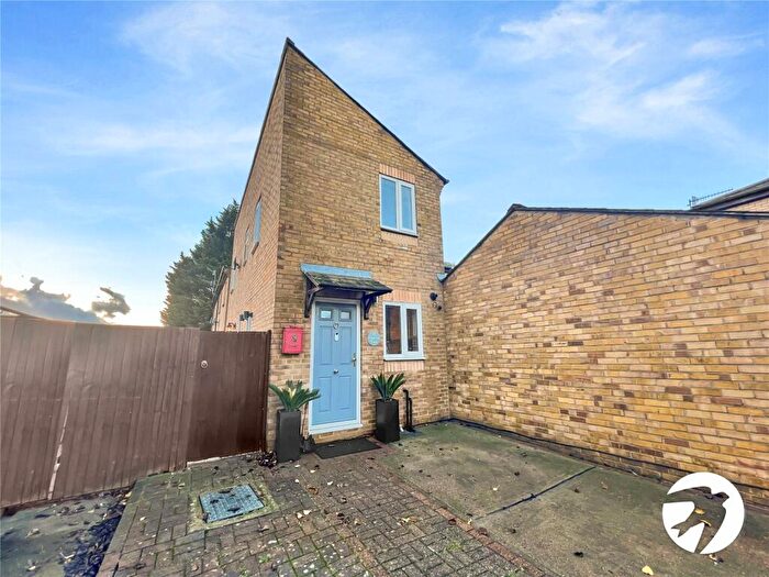 2 Bedroom End Of Terrace House To Rent In Camelot Close, London, SE28