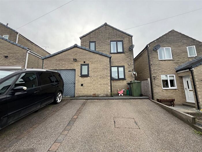 3 Bedroom Detached House For Sale In South Street, Oakenshaw, Bradford, BD12