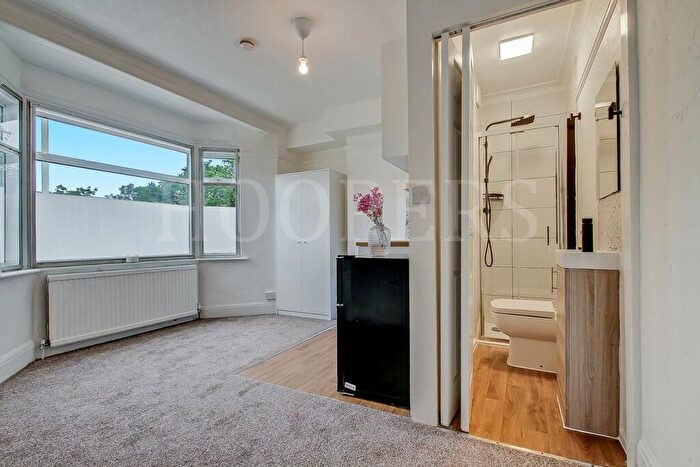 Studio To Rent In North Circuklar Road, Londin, NW2