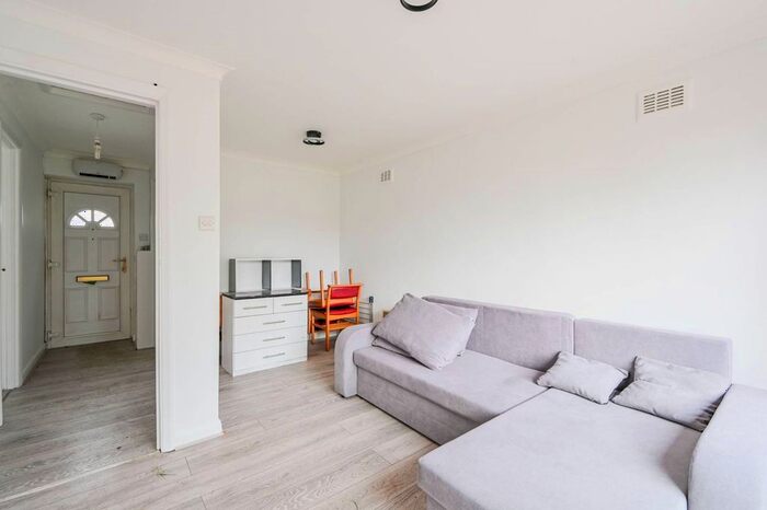 1 Bedroom Bungalow To Rent In Sinclair Road, Chingford, London, E4