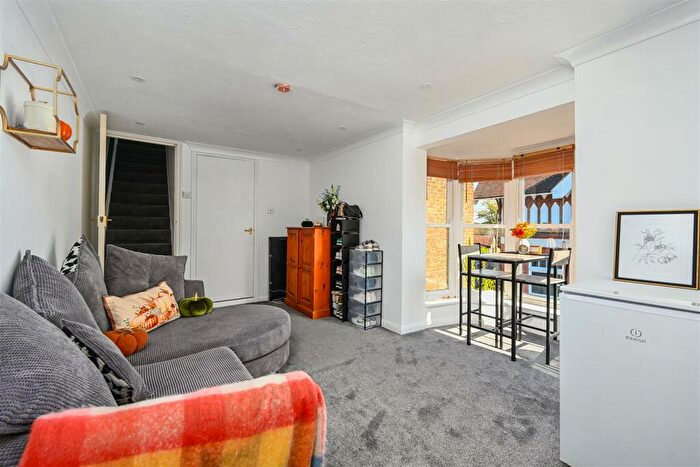 1 Bedroom Flat For Sale In Weavers Lane, Henfield, BN5