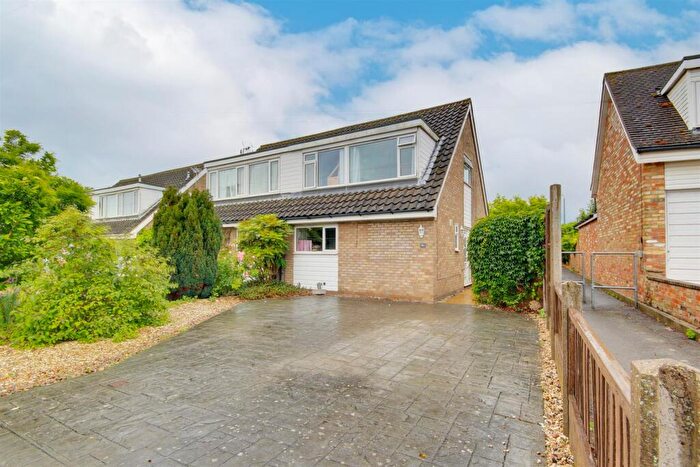 3 Bedroom Chalet For Sale In The Furlongs, Needingworth, PE27