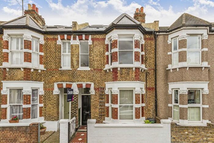 4 Bedroom Flat To Rent In Beryl Road, Hammersmith, W6