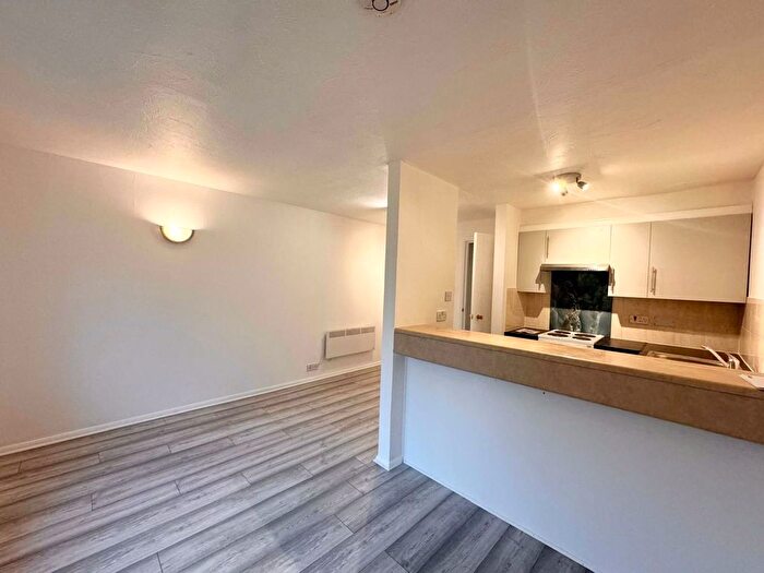 1 Bedroom Flat To Rent In Pavilion Way, Edgware, HA8
