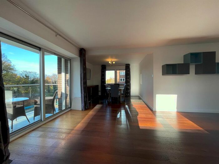 3 Bedroom Flat To Rent In Flat, Minster Court, Hillcrest Road, London, W5