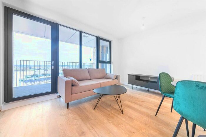 2 Bedroom Flat To Rent In Lakeside Drive, London, NW10