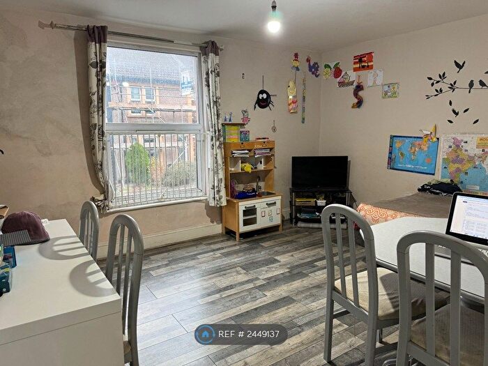 2 Bedroom Flat To Rent In West Street, Bedminster, Bristol, BS3