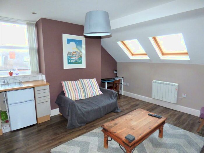 1 Bedroom Flat To Rent In Flat, Warwick House, Avenue Road, DN2