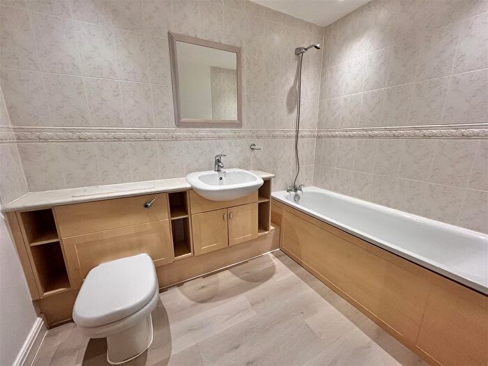 2 Bedroom Flat For Sale In Eton Drive, Cheadle, SK8