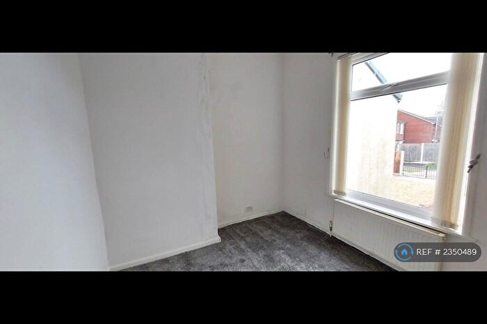 2 Bedroom Flat To Rent In Cocker Hill, Stalybridge, SK15