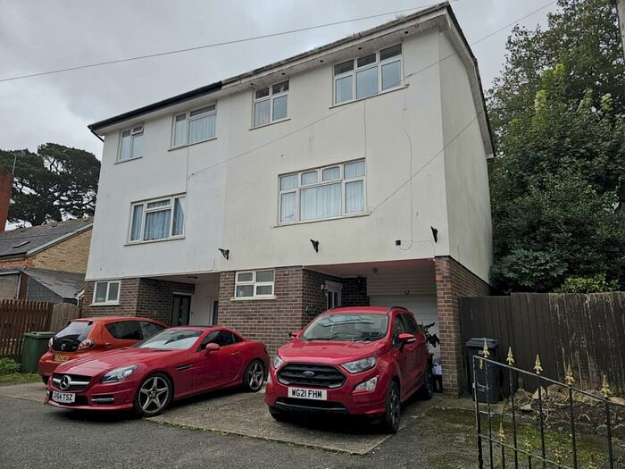 3 Bedroom Town House To Rent In Shaftsbury Close, Dawlish, Devon, EX7