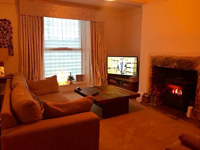 3 Bedroom House To Rent In Halifax Old Road, Huddersfield, HD2