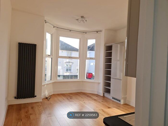 2 Bedroom Flat To Rent In Limes Grove, London, SE13