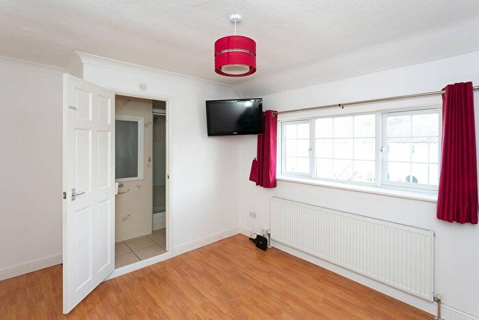 2 Bedroom Maisonette To Rent In Hemming Way, Watford, WD25