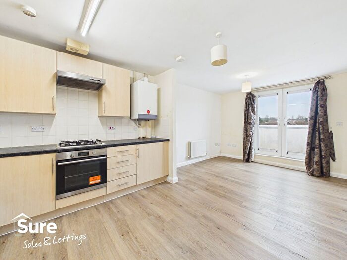 2 Bedroom Flat To Rent In Royal Court, Queen Marys Avenue, Watford, Hertfordshire, WD18