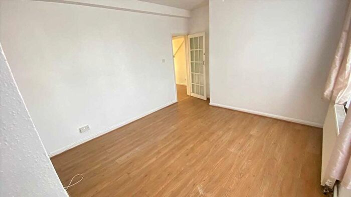 2 Bedroom Flat To Rent In Warwick Parade, Kenton Lane, Harrow, HA3