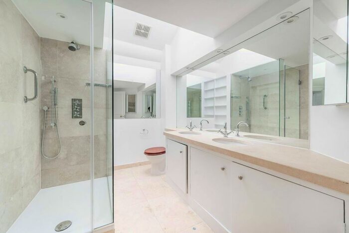 3 Bedroom Property To Rent In Buckingham Mews, St James's Park, London, SW1E