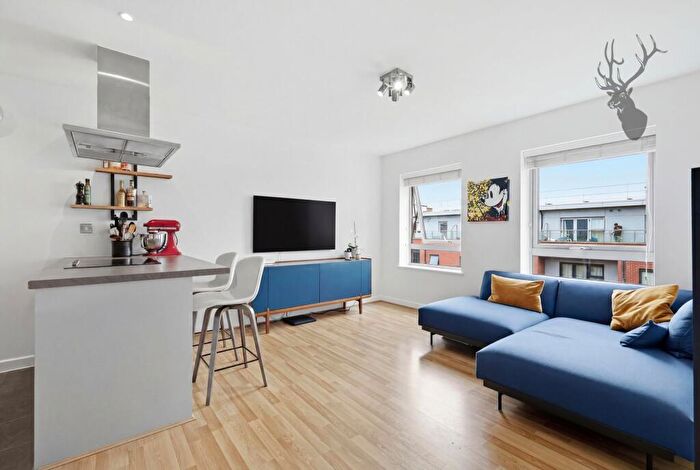 1 Bedroom Apartment For Sale In Mostyn Grove, Windsor Court, E3