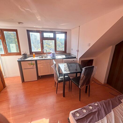 Studio To Rent In Brook Road, London, NW2
