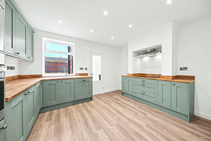 4 Bedroom Semi-Detached House For Sale In Compton Street, Chesterfield, S40
