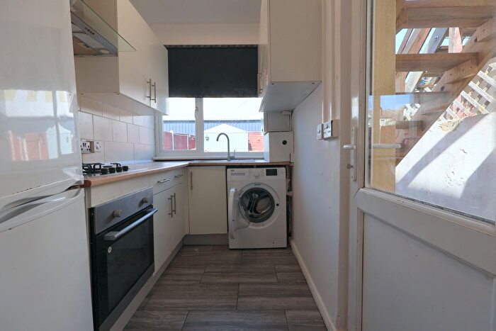 2 Bedroom Flat To Rent In St. Helens Road, Westcliff-On-Sea, SS0