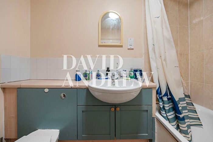 2 Bedroom Flat To Rent In Castleview Close, London, N4
