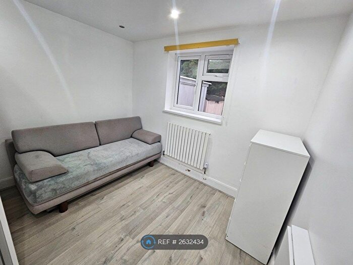 Studio To Rent In Bushey, Bushey, WD23