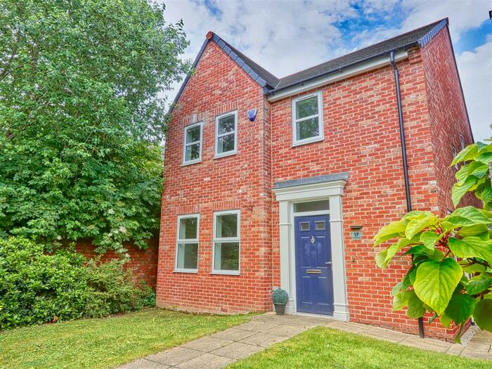 4 Bedroom Detached House To Rent In Hunters Walk, Chesterfield, Derbyshire, S40