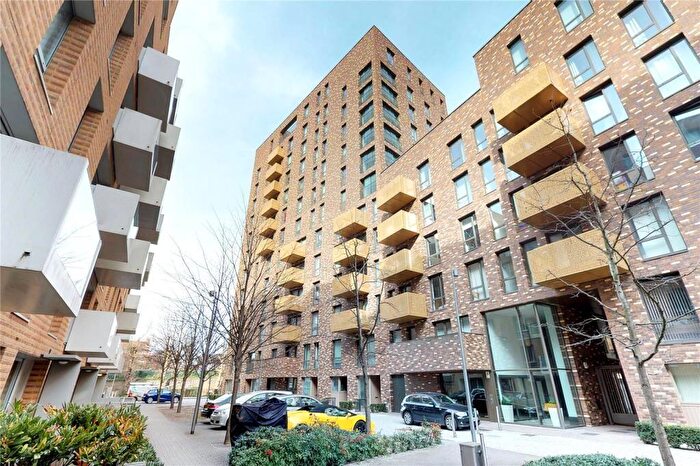 3 Bedroom Apartment To Rent In Bromley By Bow, London, E3
